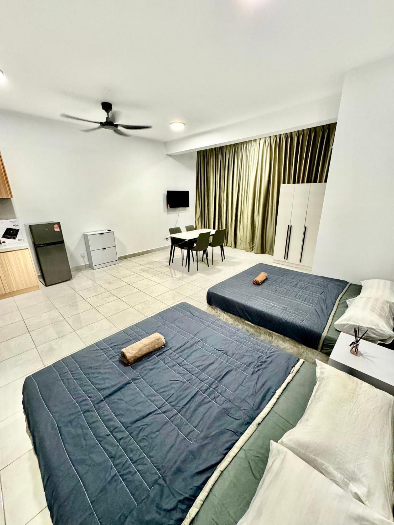 Youth Pool View Near Airport Aeon Usim Inti Apartment