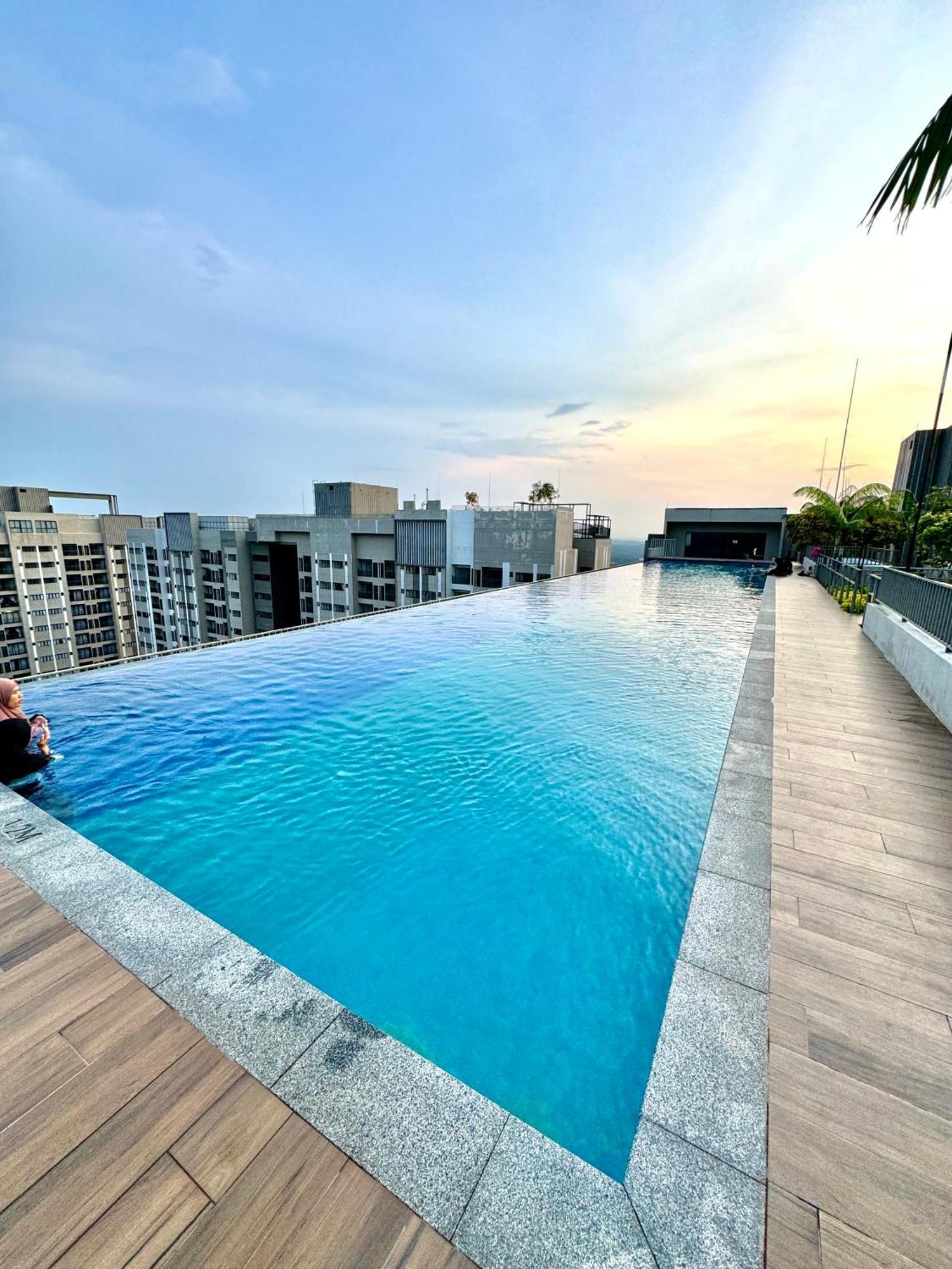 Youth Pool View Near Airport Aeon Usim Inti Apartment *